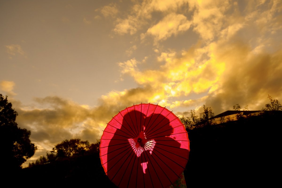 真っ赤に染まる紅葉と夕日を楽しみながら