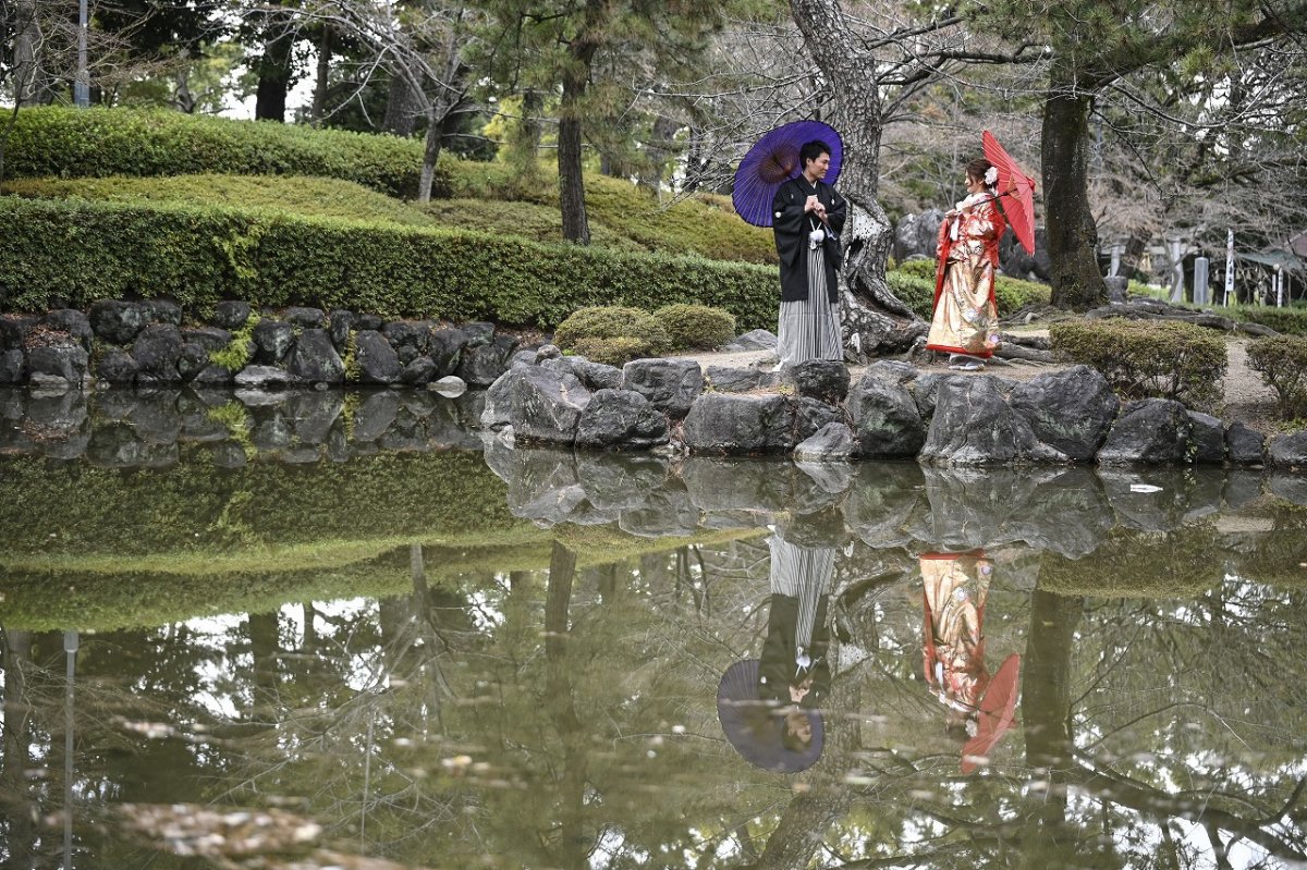 水面にお二人の姿を映して