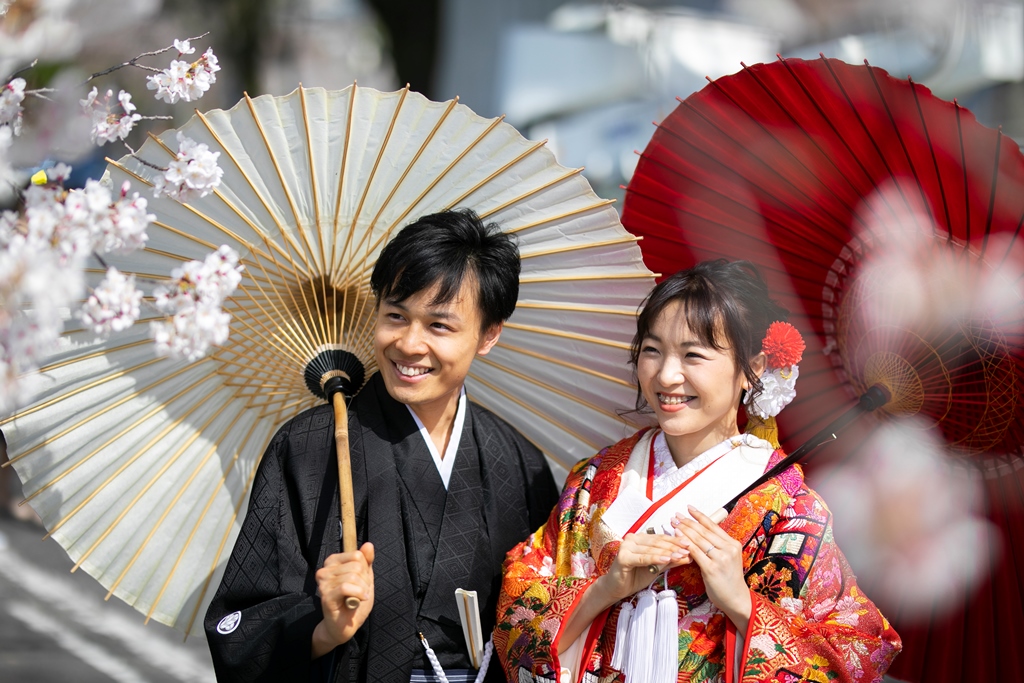 想い出の母校と桜で笑顔も咲くロケーション前撮り