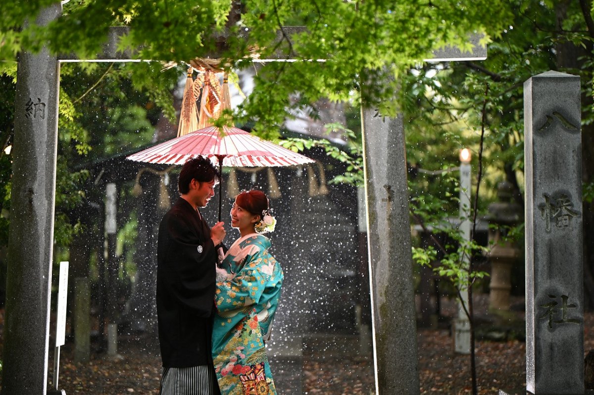 雨の雫が幻想的な中村公園での前撮りフォト。