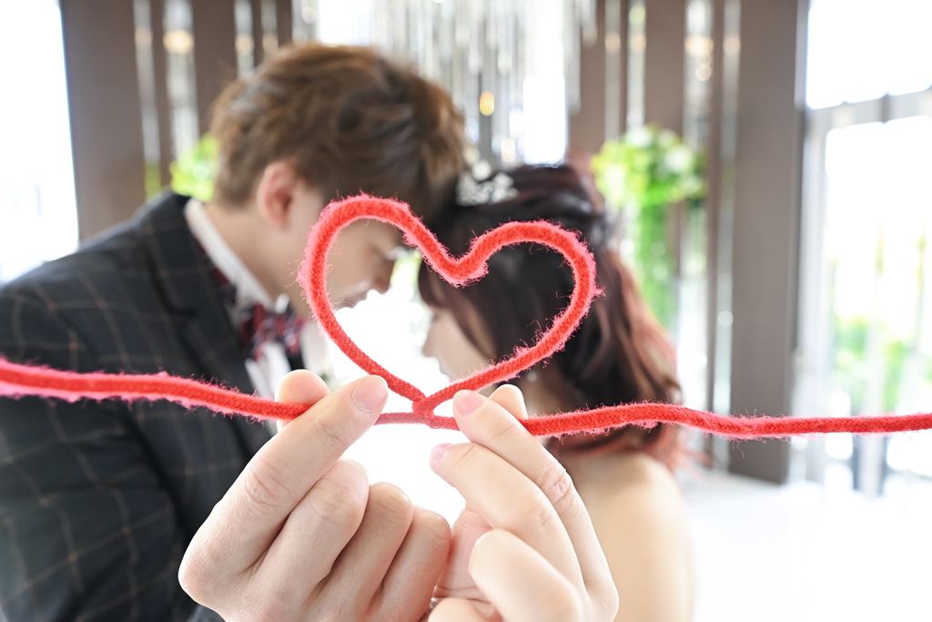永遠の赤い糸で結ばれた新郎新婦♡