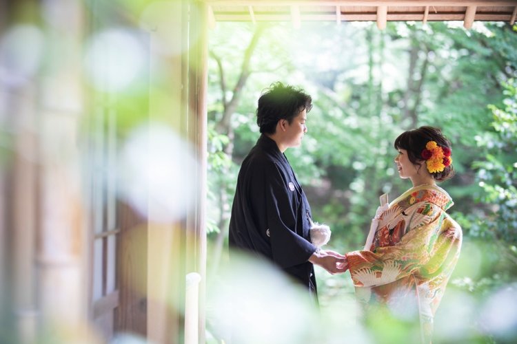 手を繋いで向き合う夫婦