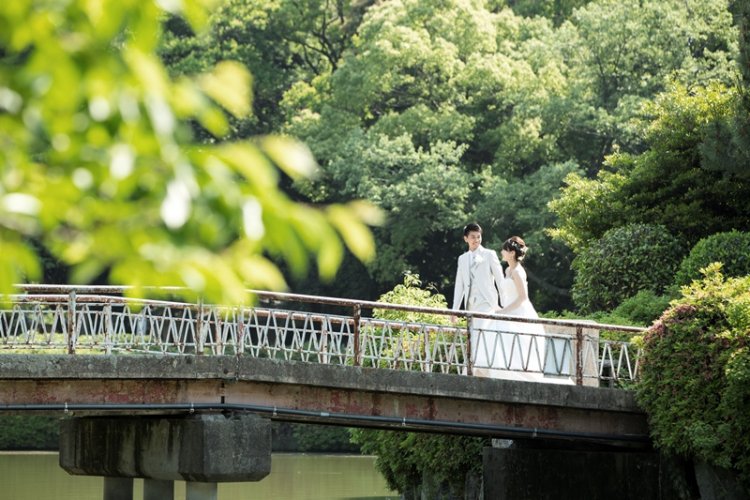 名城公園の橋の上でロマンチックなウェディングフォト