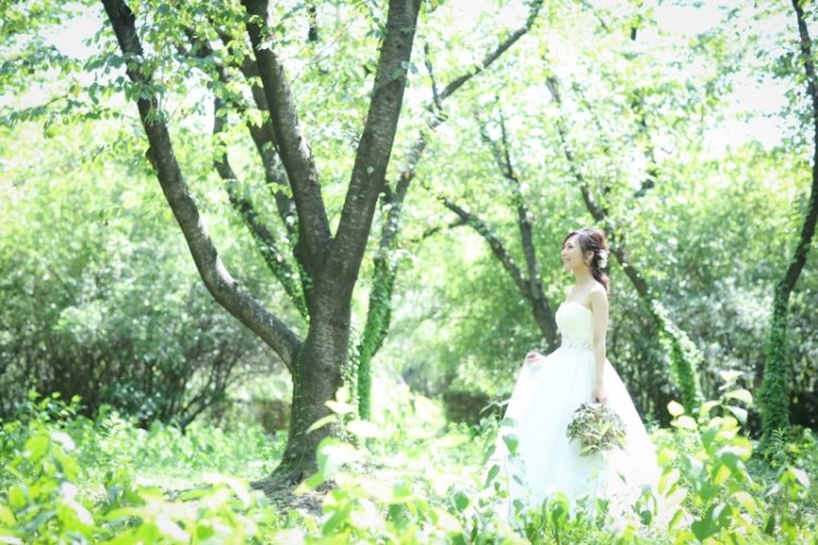 庄内緑地公園の緑と新婦さん