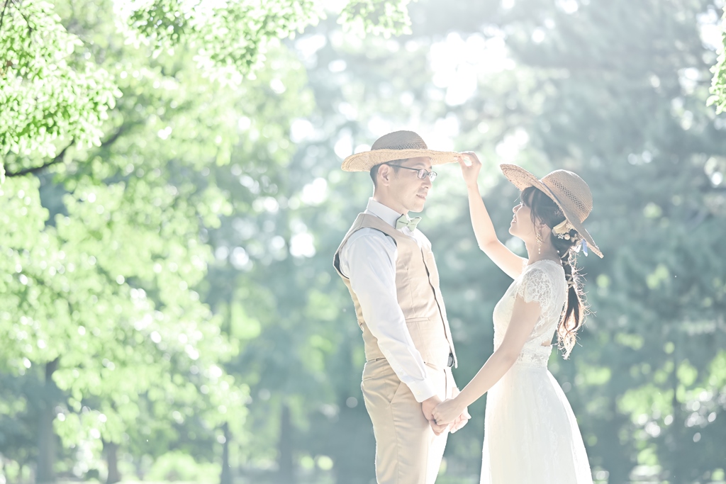 温かいい光に包まれた幸せなフォトウェディング