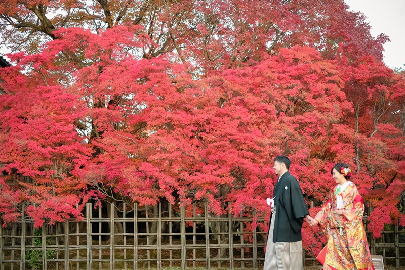 どうだん亭の紅葉をバックにフォトウェディング