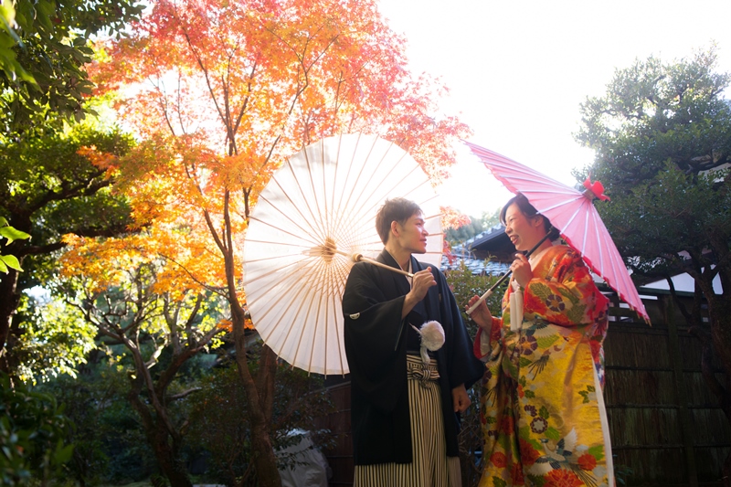 金地の打掛に映える紅葉をバックに♪