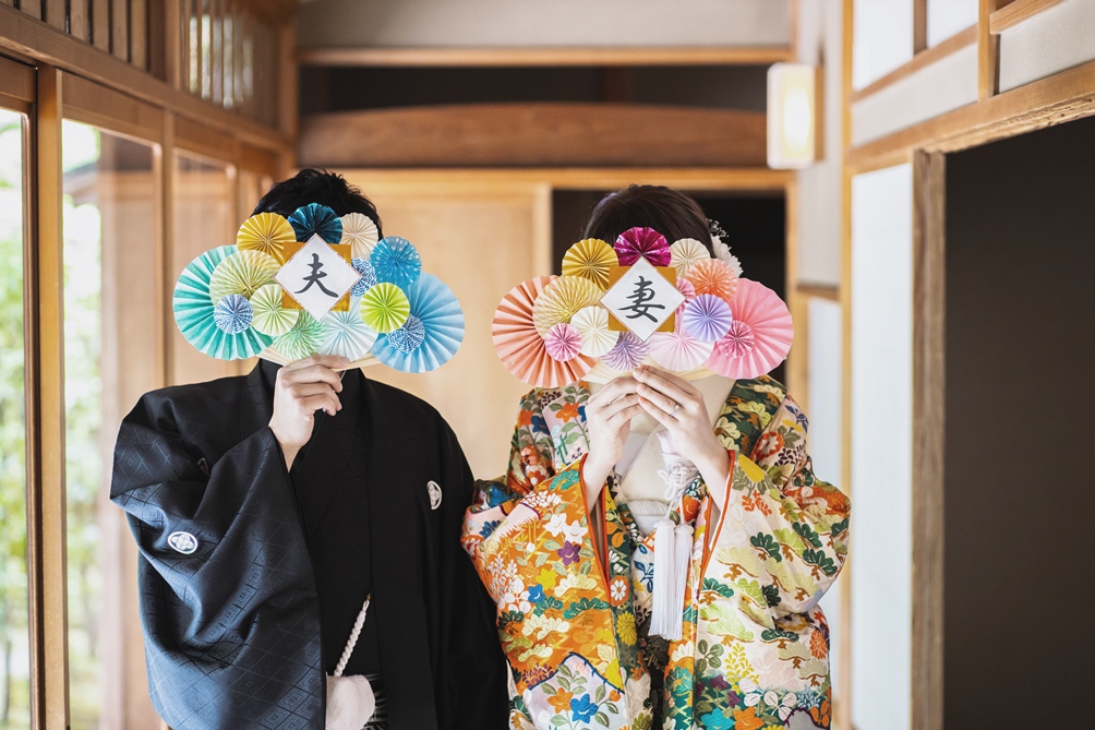 夫婦の和装扇子を持って撮った結婚写真