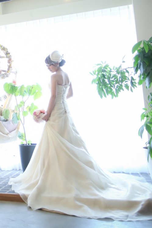 Aラインのドレスを着ている花嫁