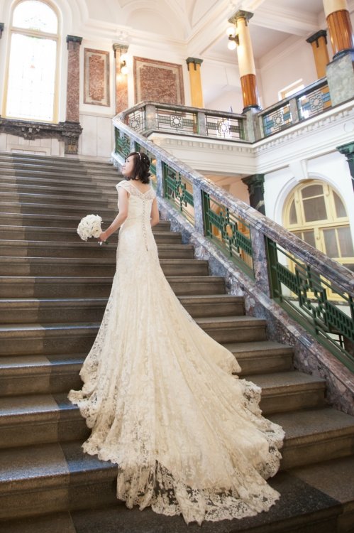 市政資料館でトレーンの長いドレスを着てる花嫁