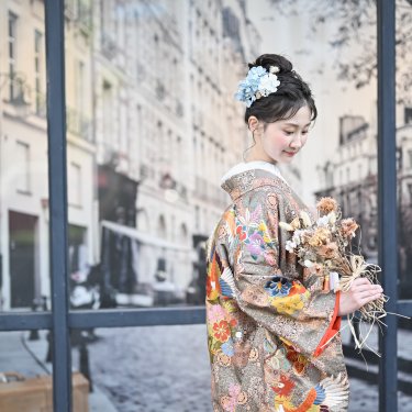 スタジオのオシャレな背景と花嫁さん