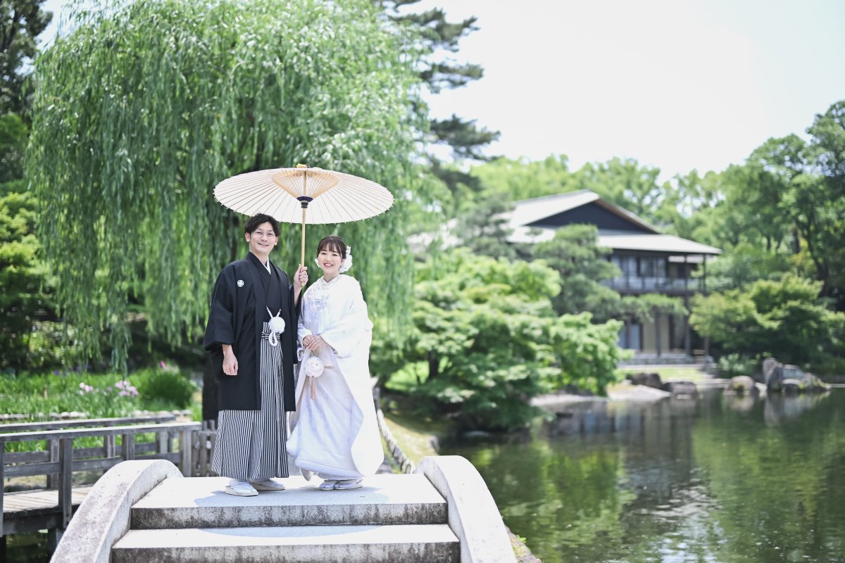 徳川園の池、橋の水辺での撮影風景