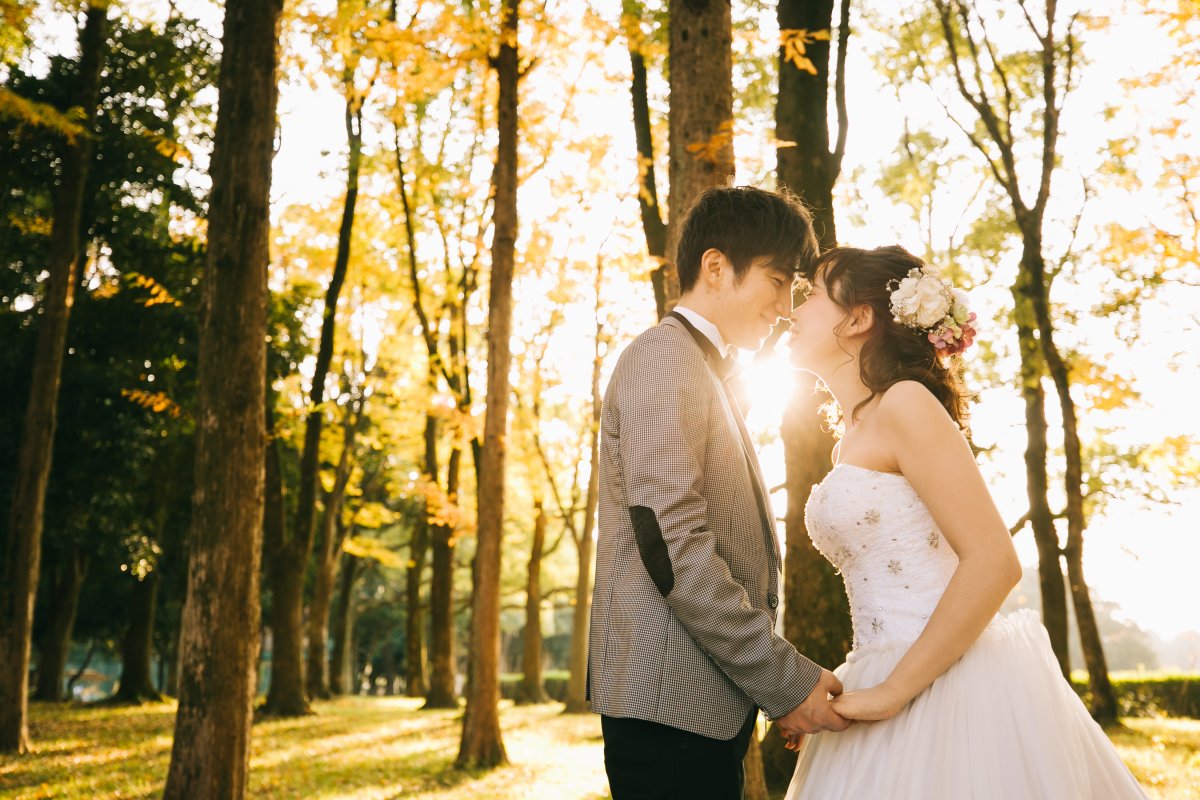 太陽の光と紅葉でオシャレな前撮り！