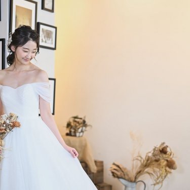 スタジオのフォトフレーム背景で撮影した結婚写真