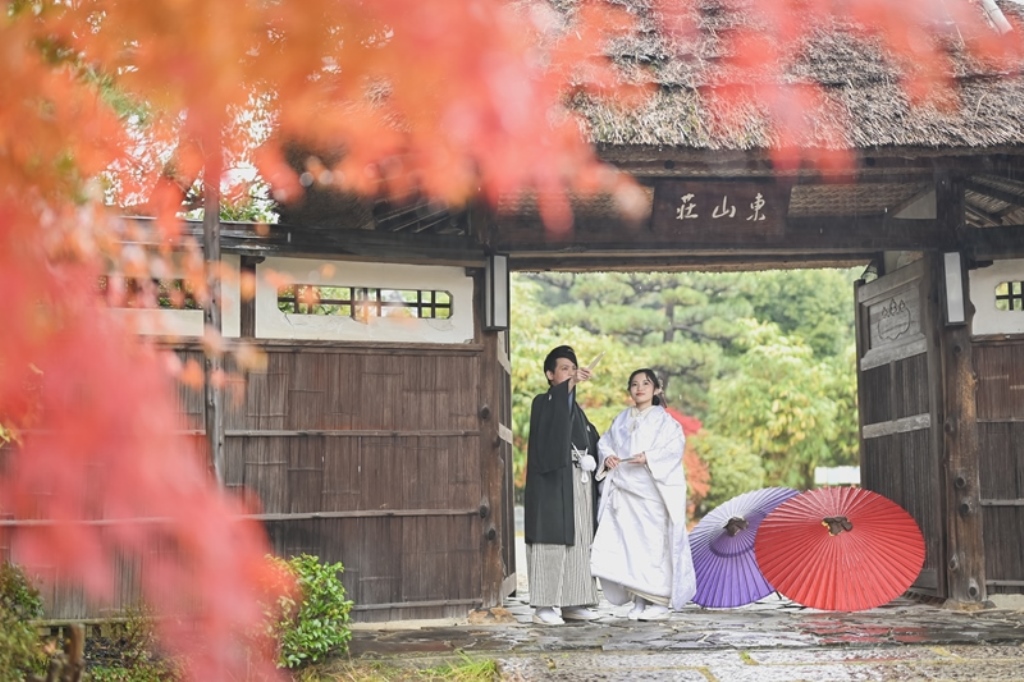 紅葉×白無垢♪伝統的な綿帽子姿も記念に残す☆彡