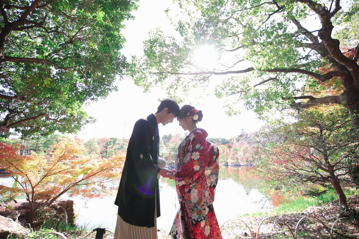 白鳥庭園の庭園をバックに撮影した紅葉フォト