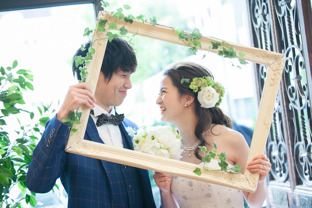 笑顔のふたりが可愛らしい結婚写真