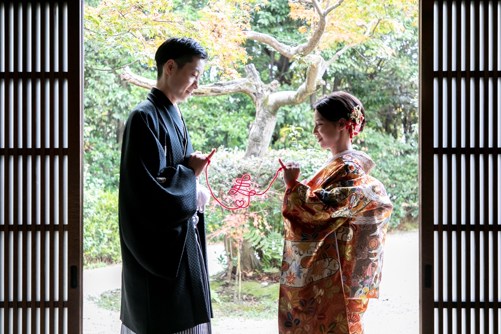 赤い糸♡紅葉も美しくお2人をお祝い☺✨