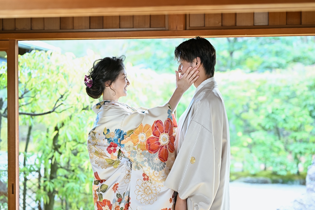 新郎のほっぺに手をあてて笑顔の結婚写真