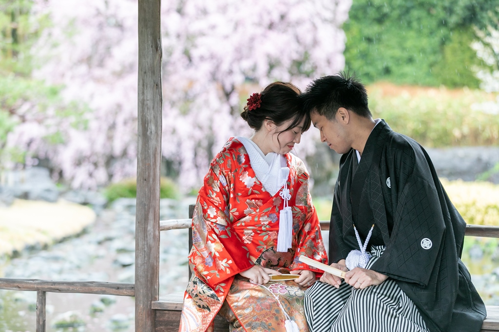 白鳥庭園なら不意の雨でも大丈夫！笑顔輝くお2人のフォトウェディング♡