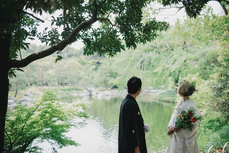 白鳥庭園で白無垢と紋付を着た夫婦の後ろ姿