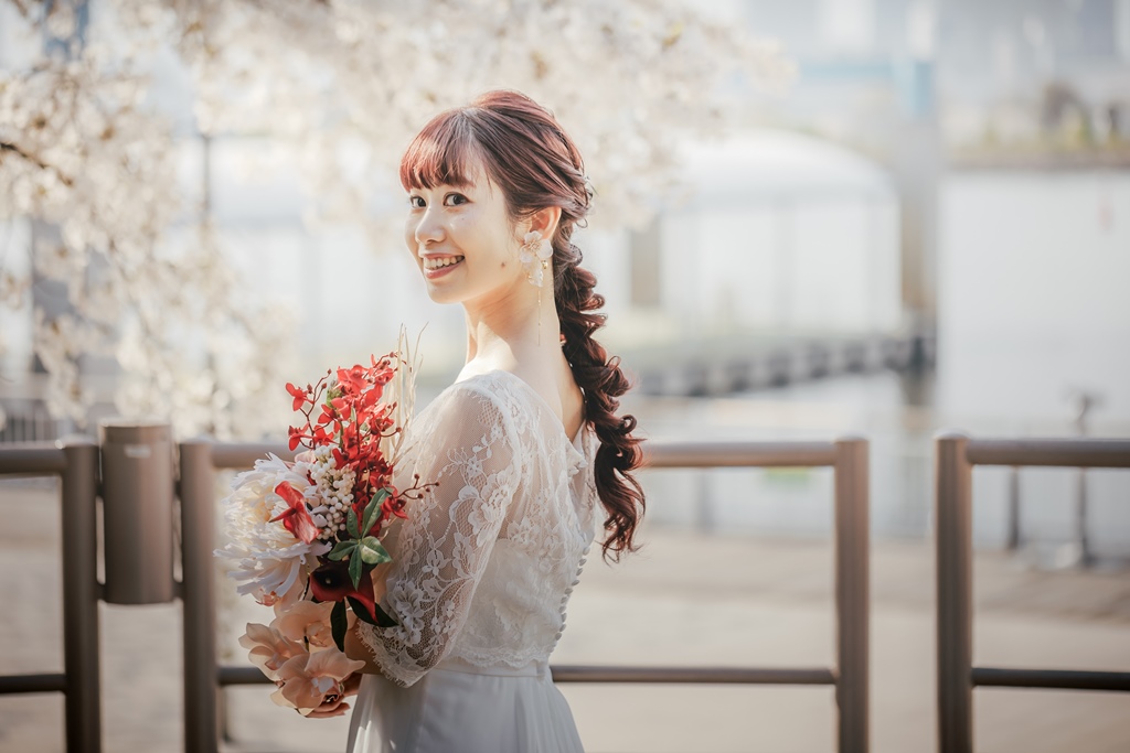 桜とウェディングドレス姿の花嫁