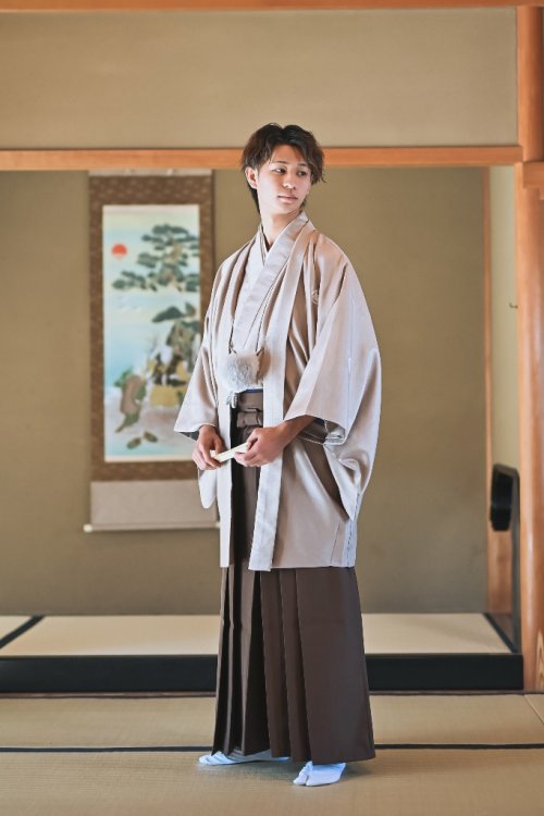 新作の紋付を着る新郎様