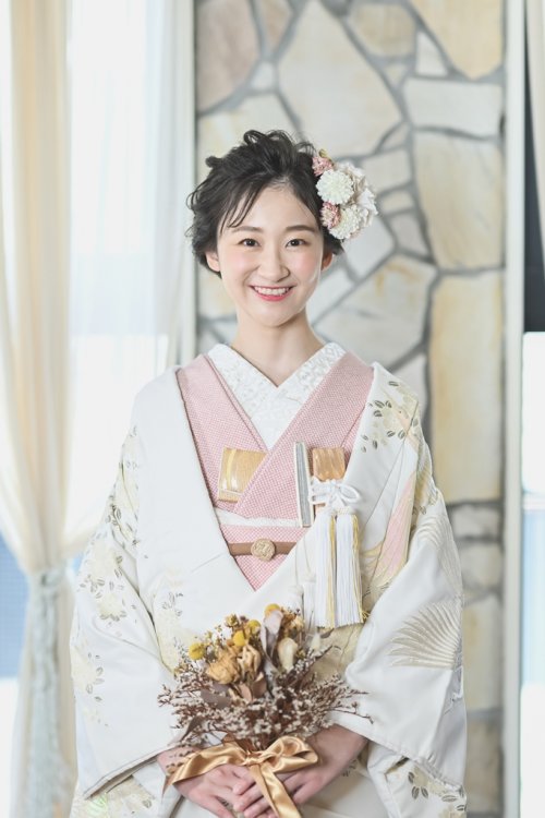 可愛らしい色の色打掛を身に着けて
