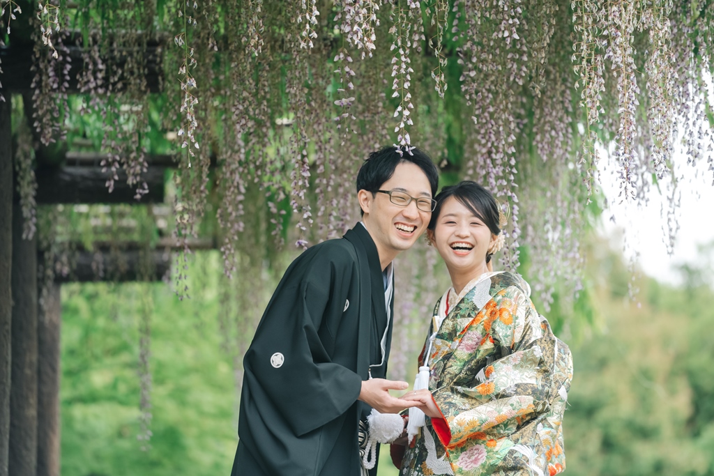 大人気の白鳥庭園で、季節の「藤の花」も一緒にフォトウェディング♡