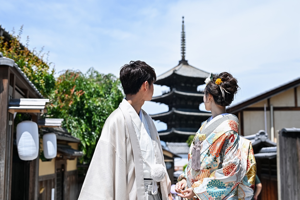 京都八坂の塔をバックに撮ったウェディング写真