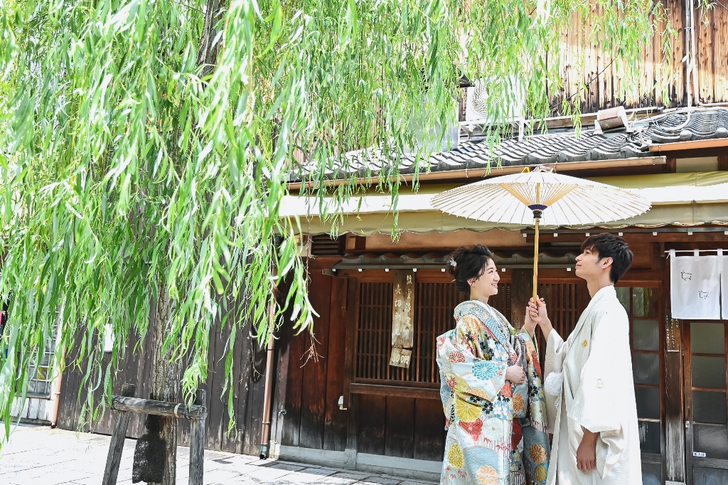 祇園の柳と和装を着た夫婦
