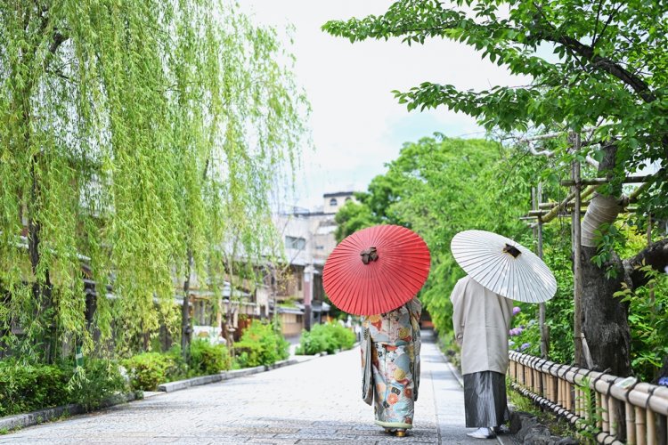 和装で散歩をするお二人の後ろ姿