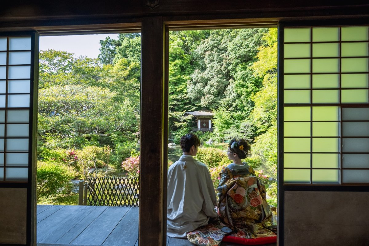 縁側にすわる新郎新婦