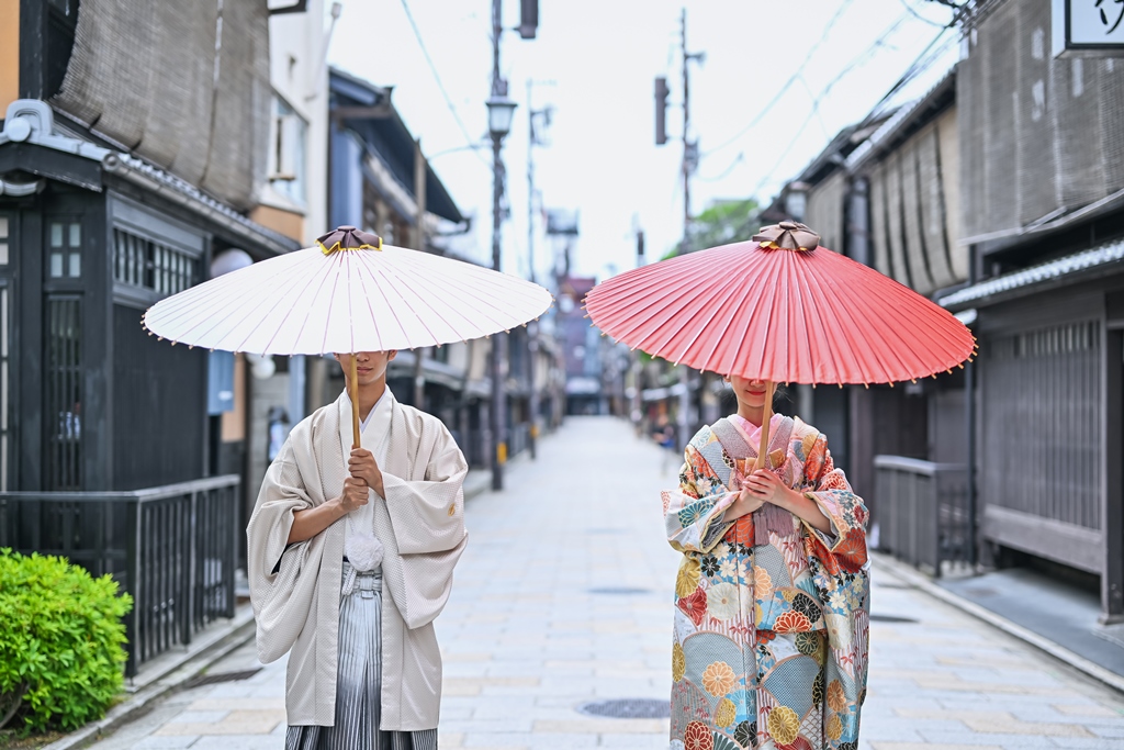 祇園の街並みで撮ったアートなウェディング写真