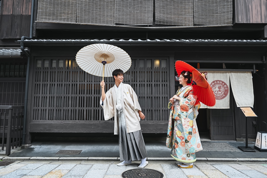 雰囲気のある背景で前撮り