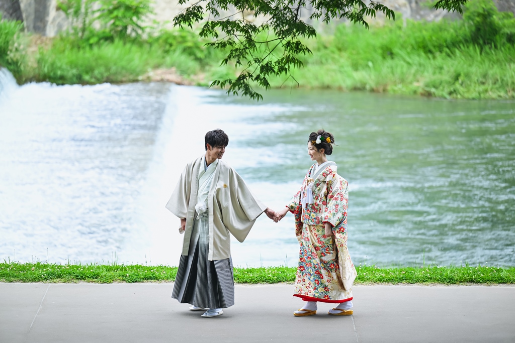 鴨川沿いを歩くお二人の姿