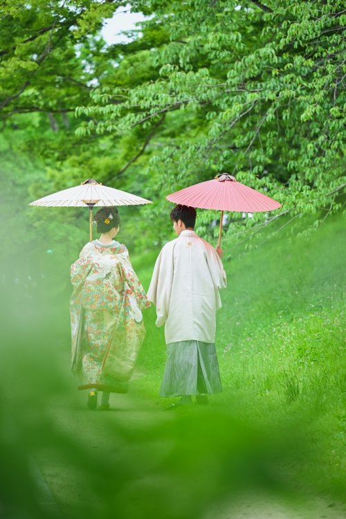 京都を和装姿で散歩するお二人