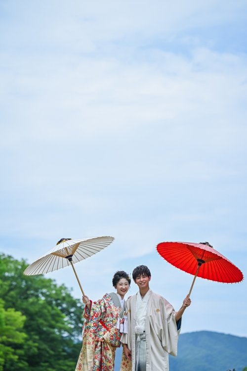和傘を広げ楽しい前撮り撮影