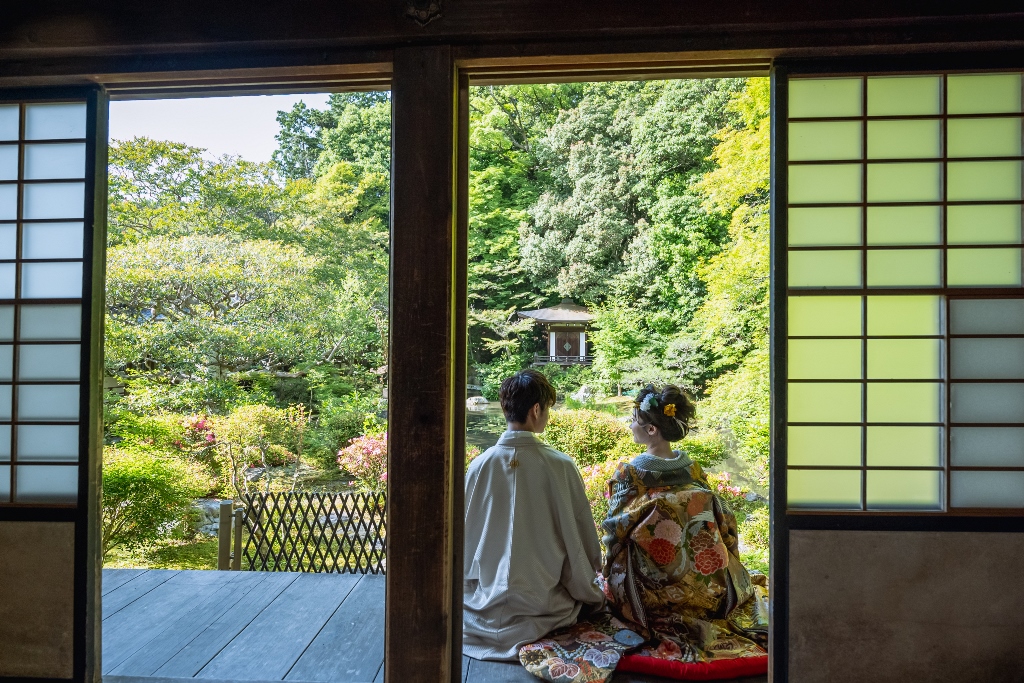 毘沙門堂の縁側に座る夫婦の後ろ姿