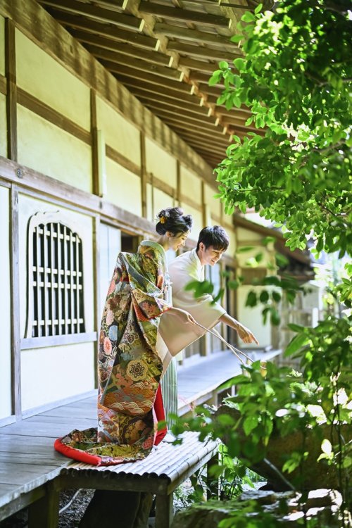 杓子を持つ新郎新婦