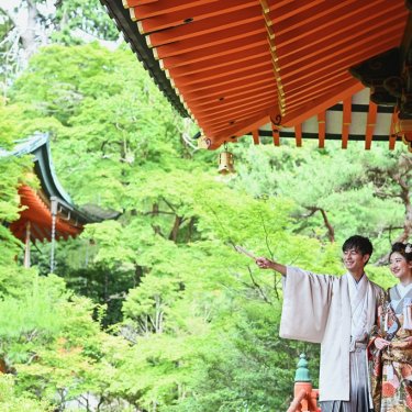 高台弁才天から景色を眺める新郎新婦