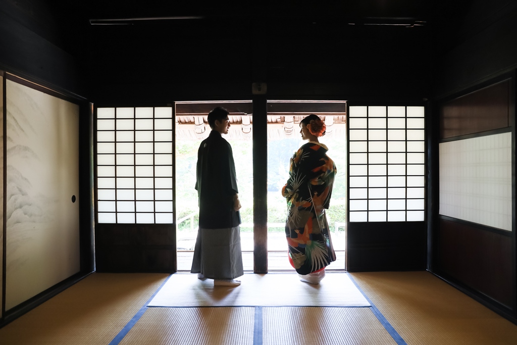 雰囲気のある合掌造りでオシャレな前撮り撮影♬