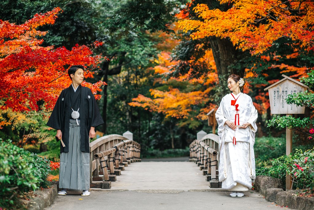 橋に架かる紅葉をはバックにオシャレな撮影