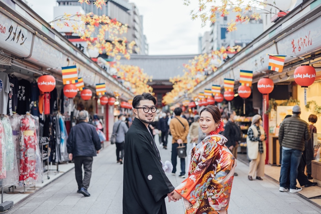 浅草の商店街で撮ったオシャレなウェディング写真