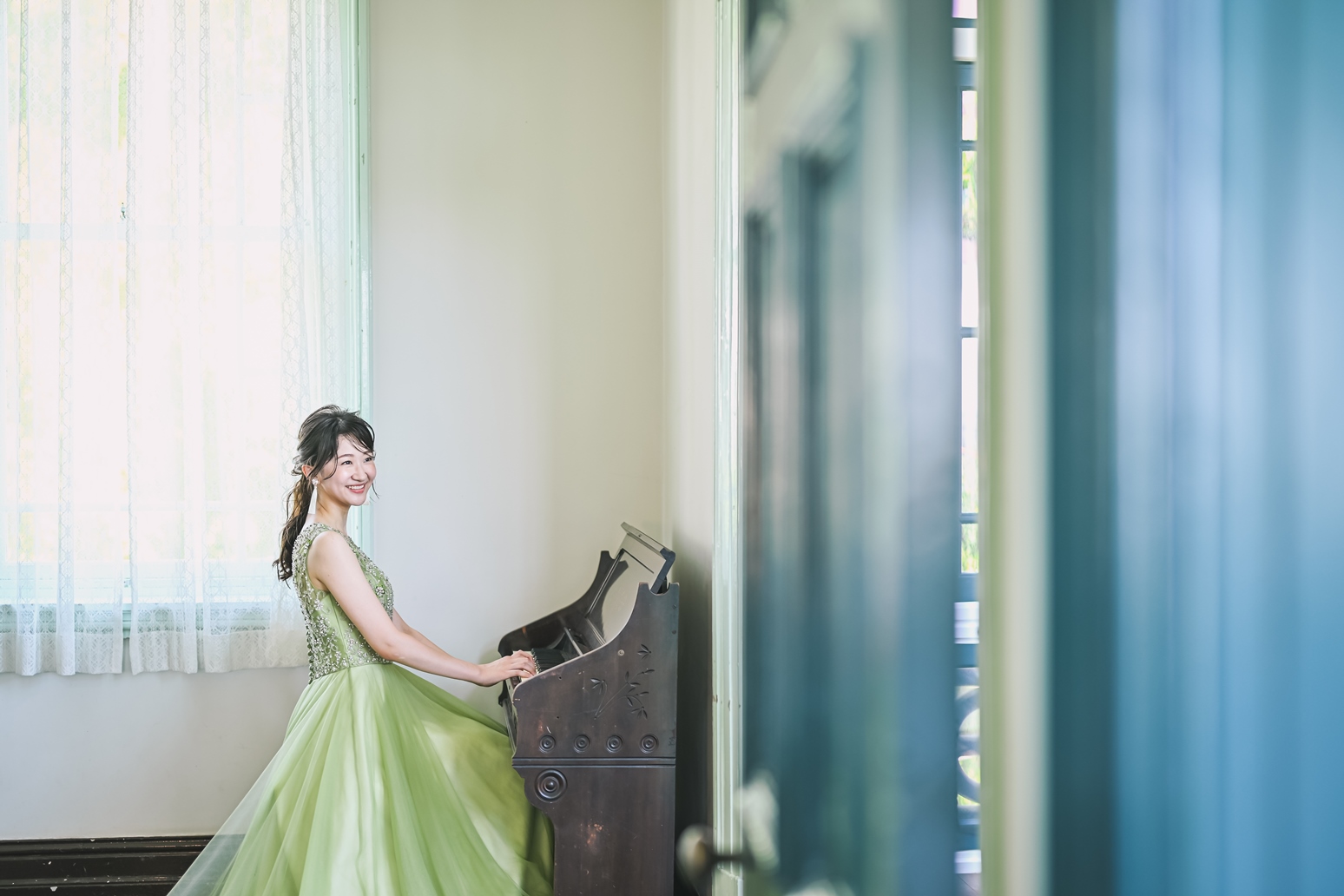 グッゲンハイム邸のピアノを弾く花嫁