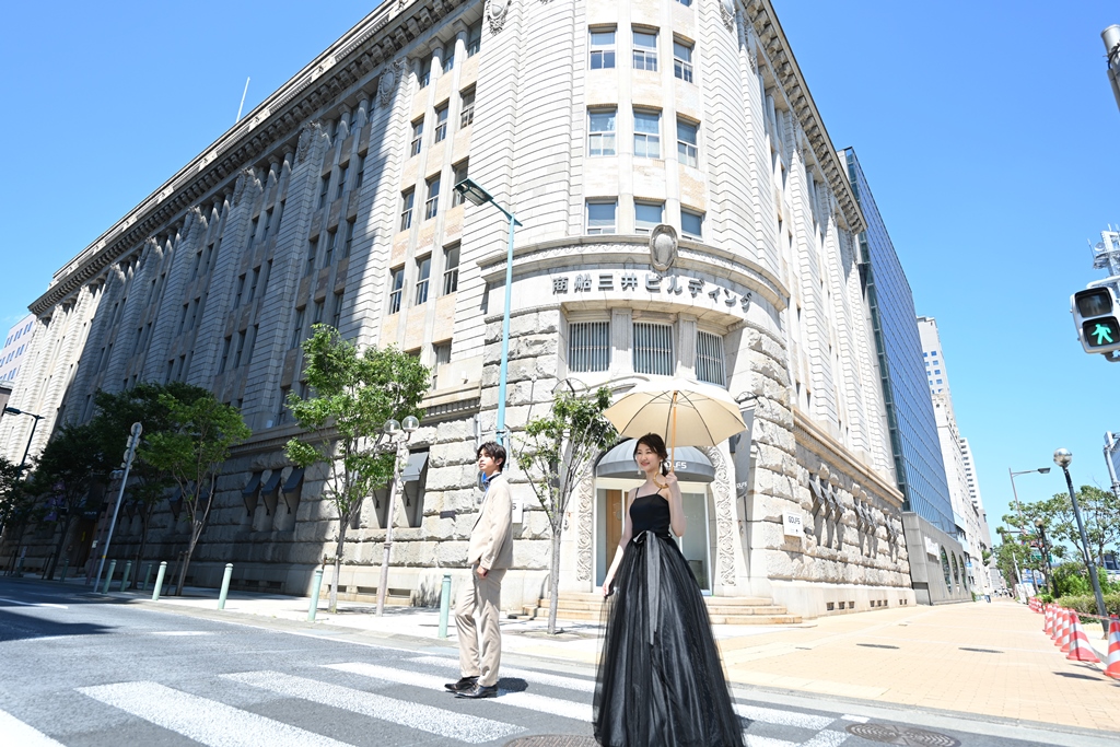 旧居留地三井ビルディングの前で撮った結婚写真