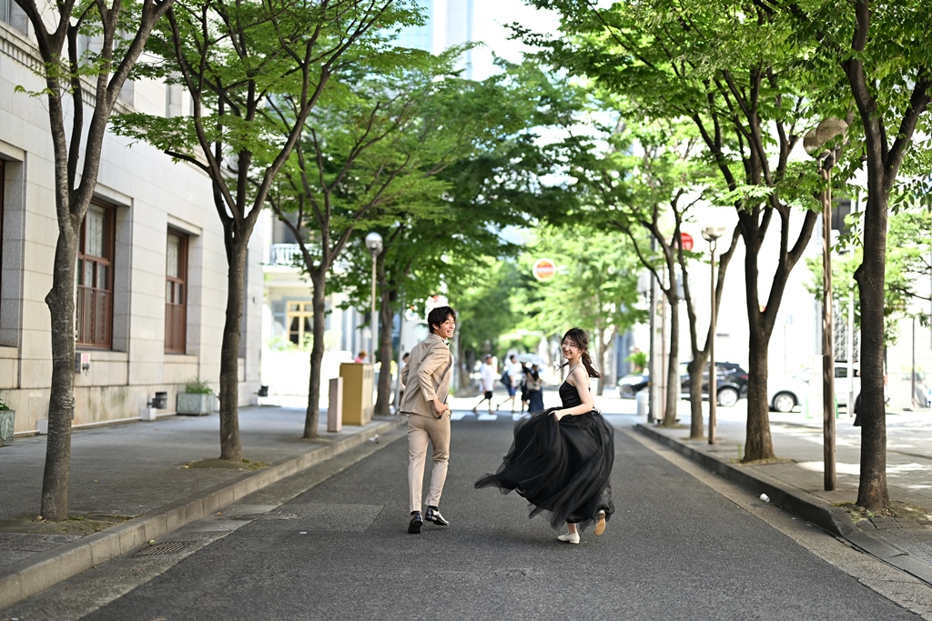 旧居留地の街並みを走り去る新郎新婦