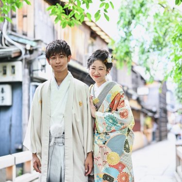 京都の下町で観光デートな結婚写真