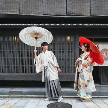 和傘を使った感情高ぶる一生に一度の結婚写真を