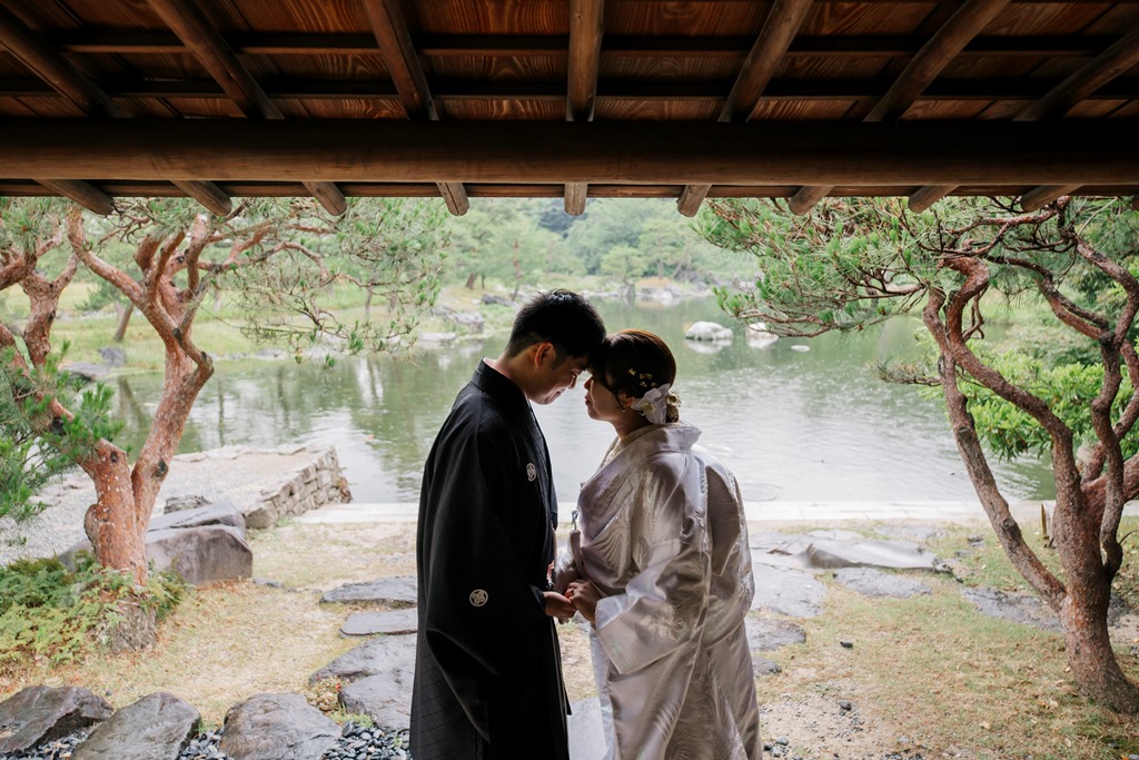 お茶室や渡り廊下もある白鳥庭園で、雨も味方に♡